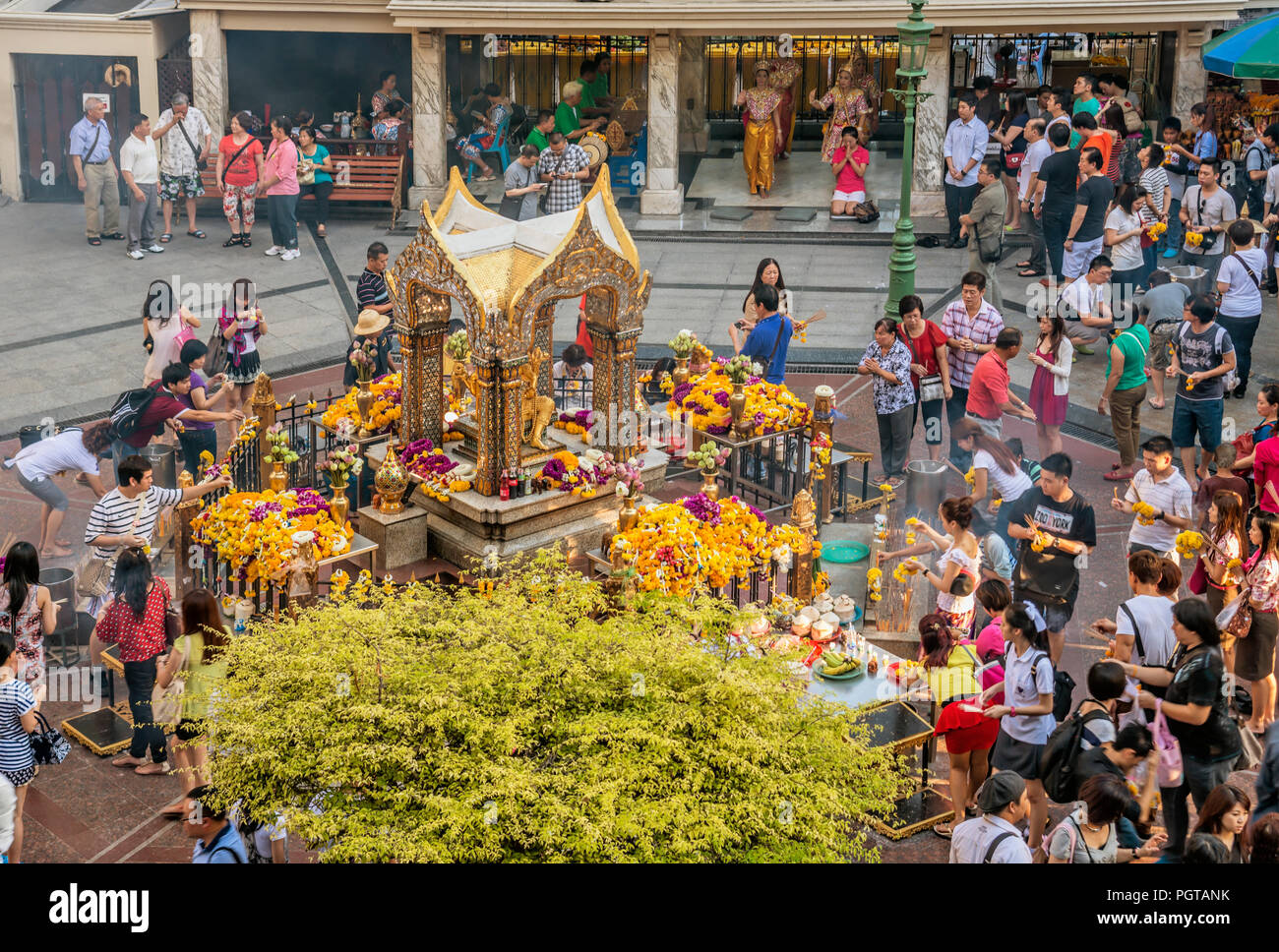 Thailandia, Bangkok, adoratore al Santuario Erawan Foto Stock