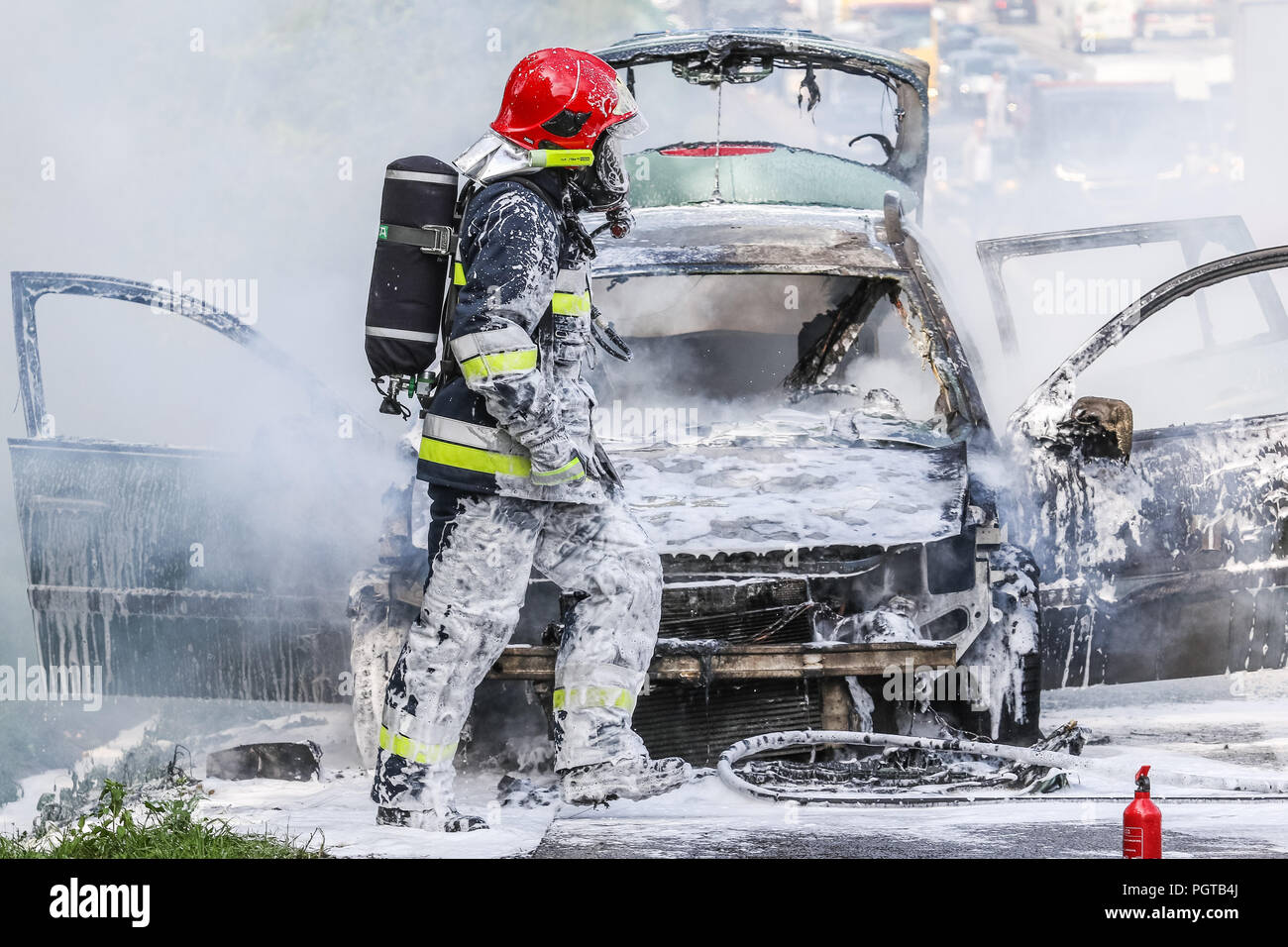 Gdynia, Polonia. Il 27 agosto, 2018. Macchina fuoco sulla S6 autostrada (tangenziale TriCity) a Gdynia. Vigili del fuoco da dello Stato polacco Vigili del Fuoco (Straz Pozarna) sono visibili mentre tenta di controll fuoco delle auto Renault. Vettura ha cominciato a bruciare violentemente durante la guida. Credito: Vadim Pacajev/Pacific Press/Alamy Live News Foto Stock