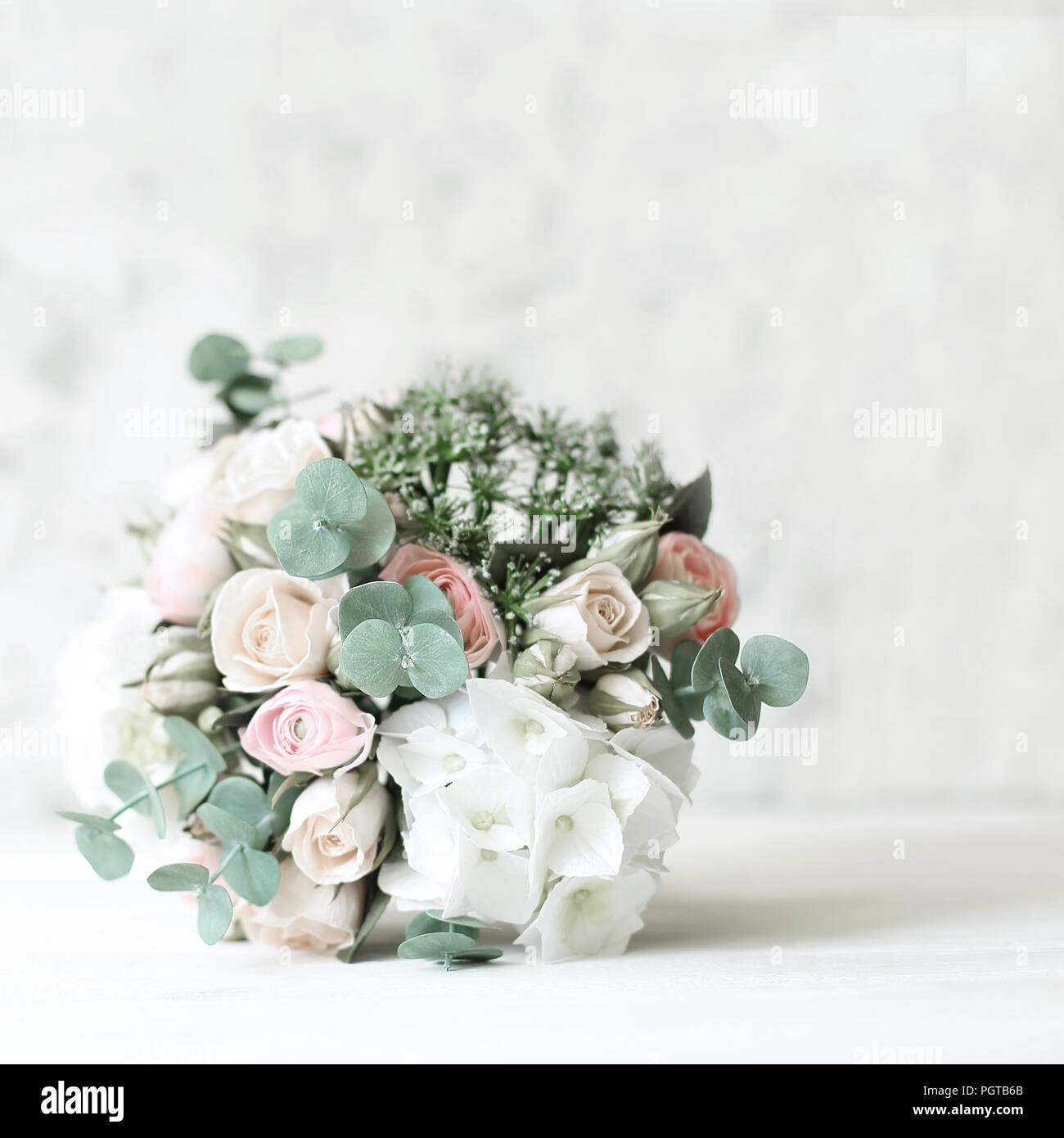 Bouquet nozze fatta di rose bianche su uno sfondo naturale Foto Stock