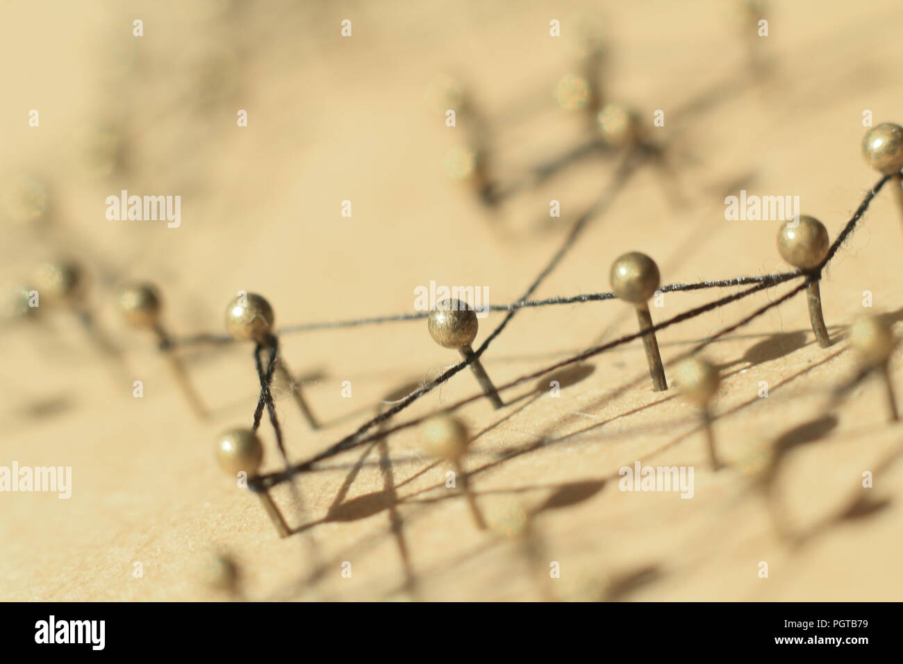 Concetto di una rete sociale con il leader di una struttura di gestione con le tiranterie e di interazione Foto Stock