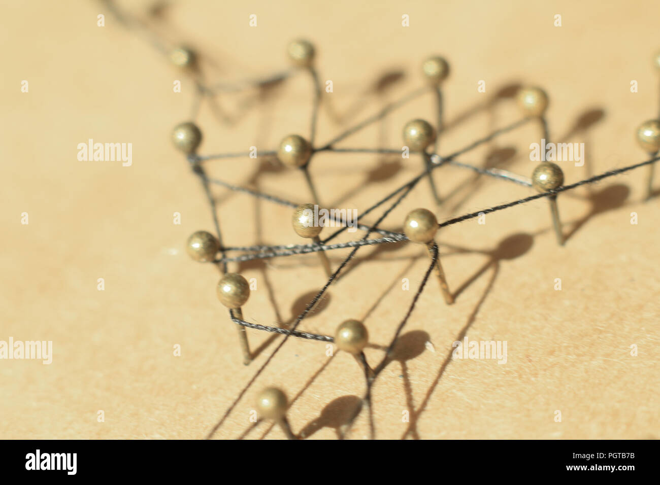 Concetto di una rete sociale con il leader di una struttura di gestione con le tiranterie e di interazione Foto Stock