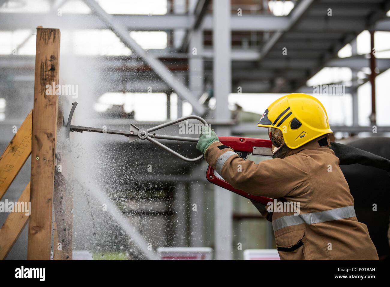 I vigili del fuoco dello Scottish Fire and Rescue Service, presso il loro National Training Center di Glasgow, mostrano lance ad altissima pressione, con il marchio "Coldcut Cobra", che consentiranno ai vigili del fuoco di far esplodere un agente antincendio attraverso il muro di un edificio in fiamme. Foto Stock