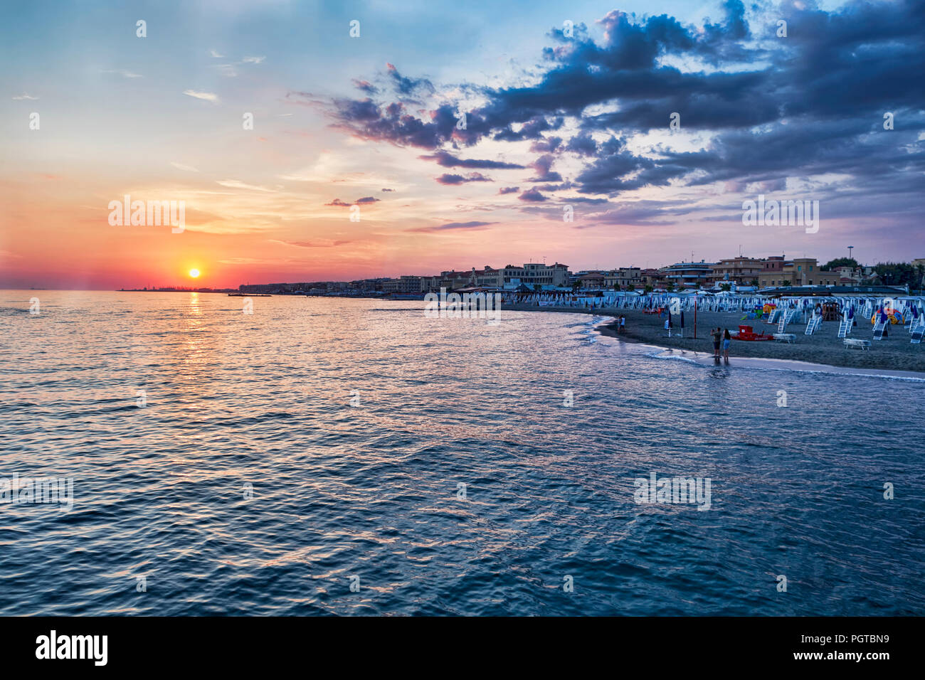 Scenic tramonto a Roma con orange raggi solari ha colpito il mare Foto Stock