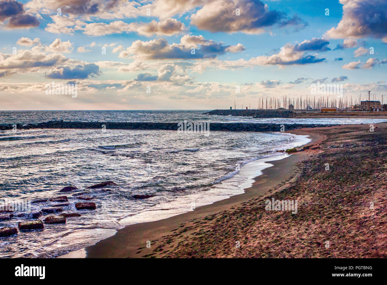 Paesaggio di un nuvoloso pomeriggio al mare in Roma Foto Stock