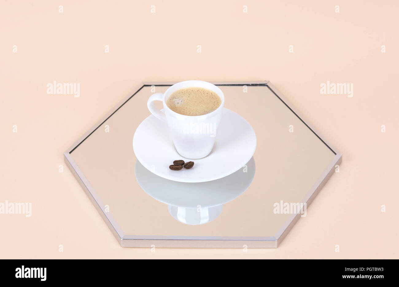 Elegante caffè del mattino setup. Creative concetto minimale. Foto Stock