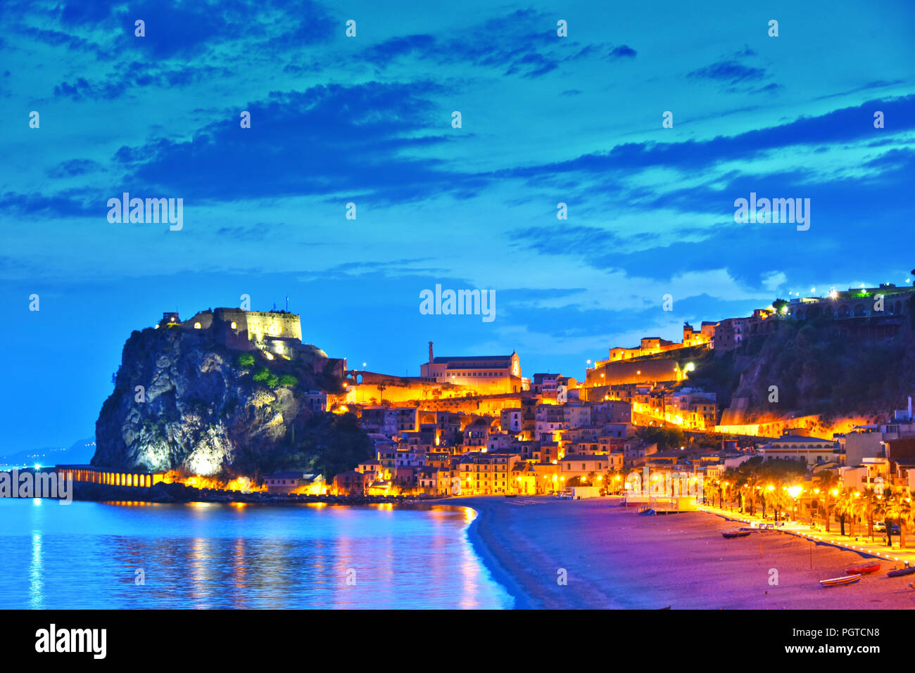 La città di Scilla in provincia di Reggio Calabria, Italia. Foto Stock