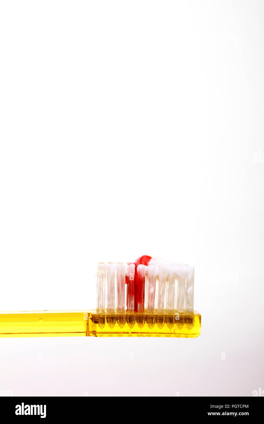 Immagine concettuale di uno spazzolino da denti con sangue finto sulle setole Foto Stock