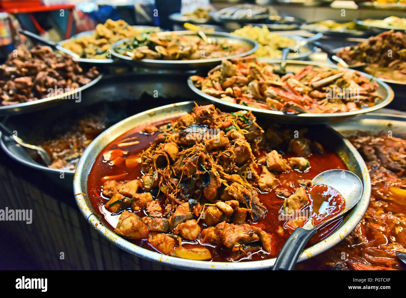 Strada cinese cibo venduto in Bangkok Chinatown. Foto Stock