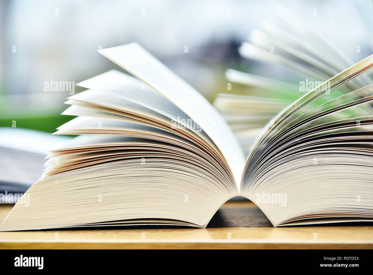 Libri giacente sul tavolo della biblioteca pubblica. Foto Stock