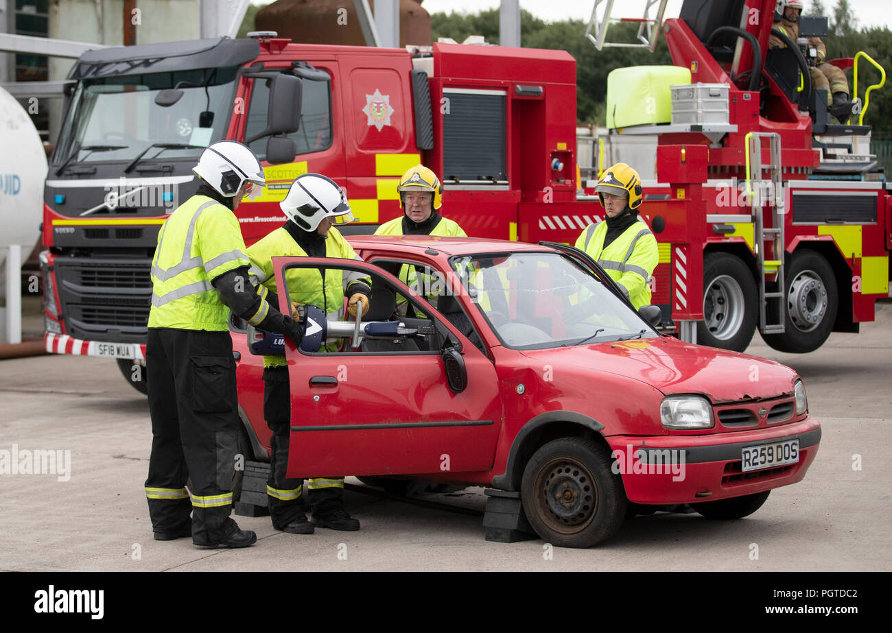 Vigili del fuoco da Scottish fuoco e il servizio di soccorso, al loro centro nazionale di allenamento a Glasgow, dimostrano un edraulic utensile di taglio. Foto Stock