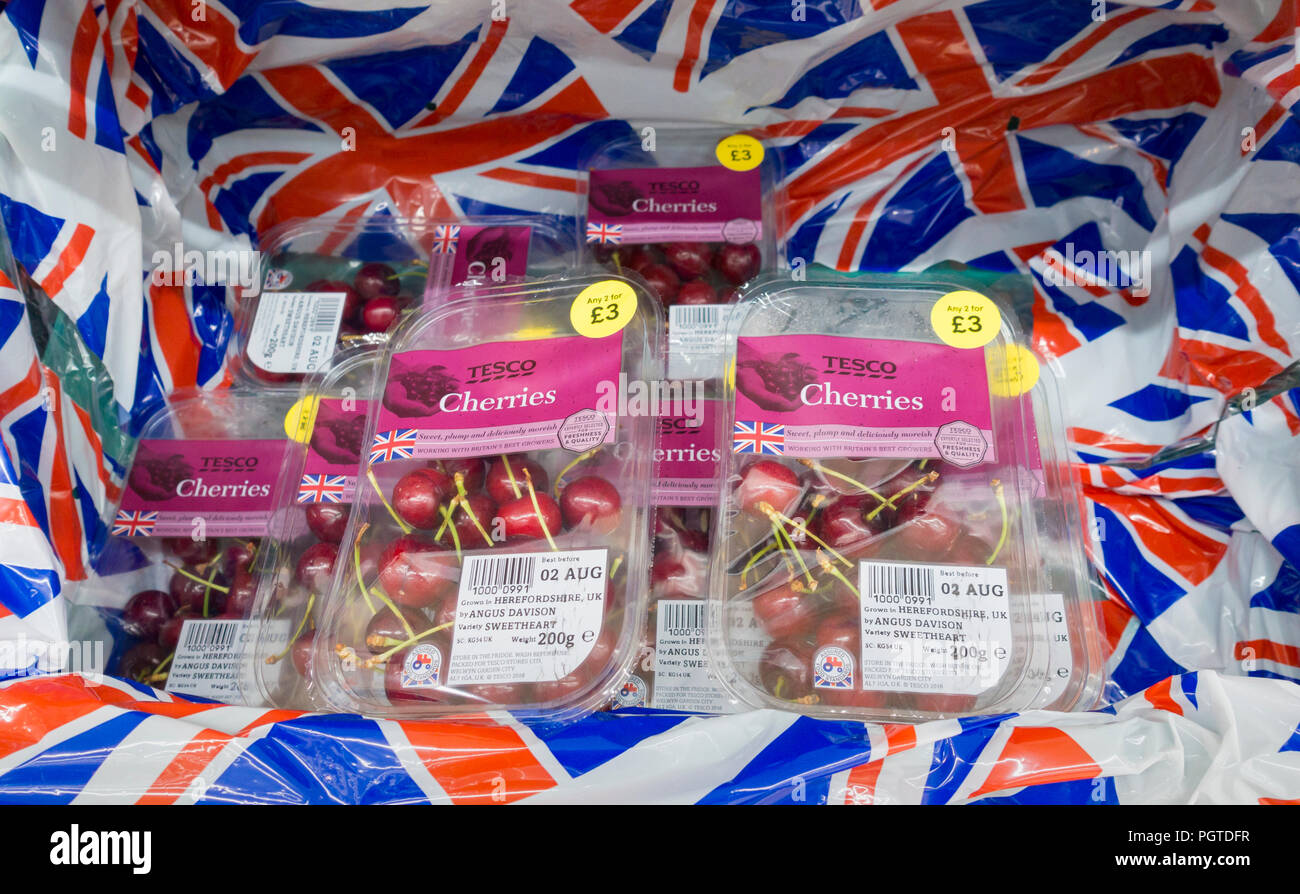 Le ciliegie in contenitori di plastica nel supermercato Tesco. Regno Unito Foto Stock