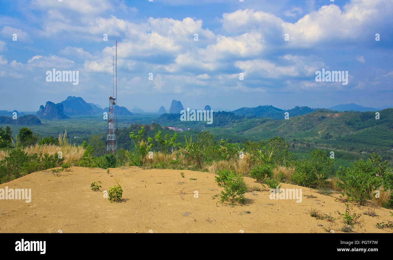 Di Phang Nga Bay si trova a nord di Phuket, piena di idilliaco collina ondulata, luoghi remoti con vasti spazi aperti, la vista che offre sono sorprendenti. Foto Stock