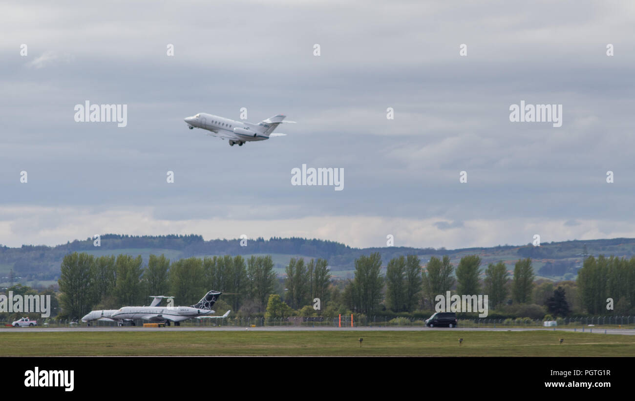 Business Jet in arrivo e in partenza, dall'Aeroporto Internazionale di Glasgow, Glasgow, 28 aprile 2017 Foto Stock