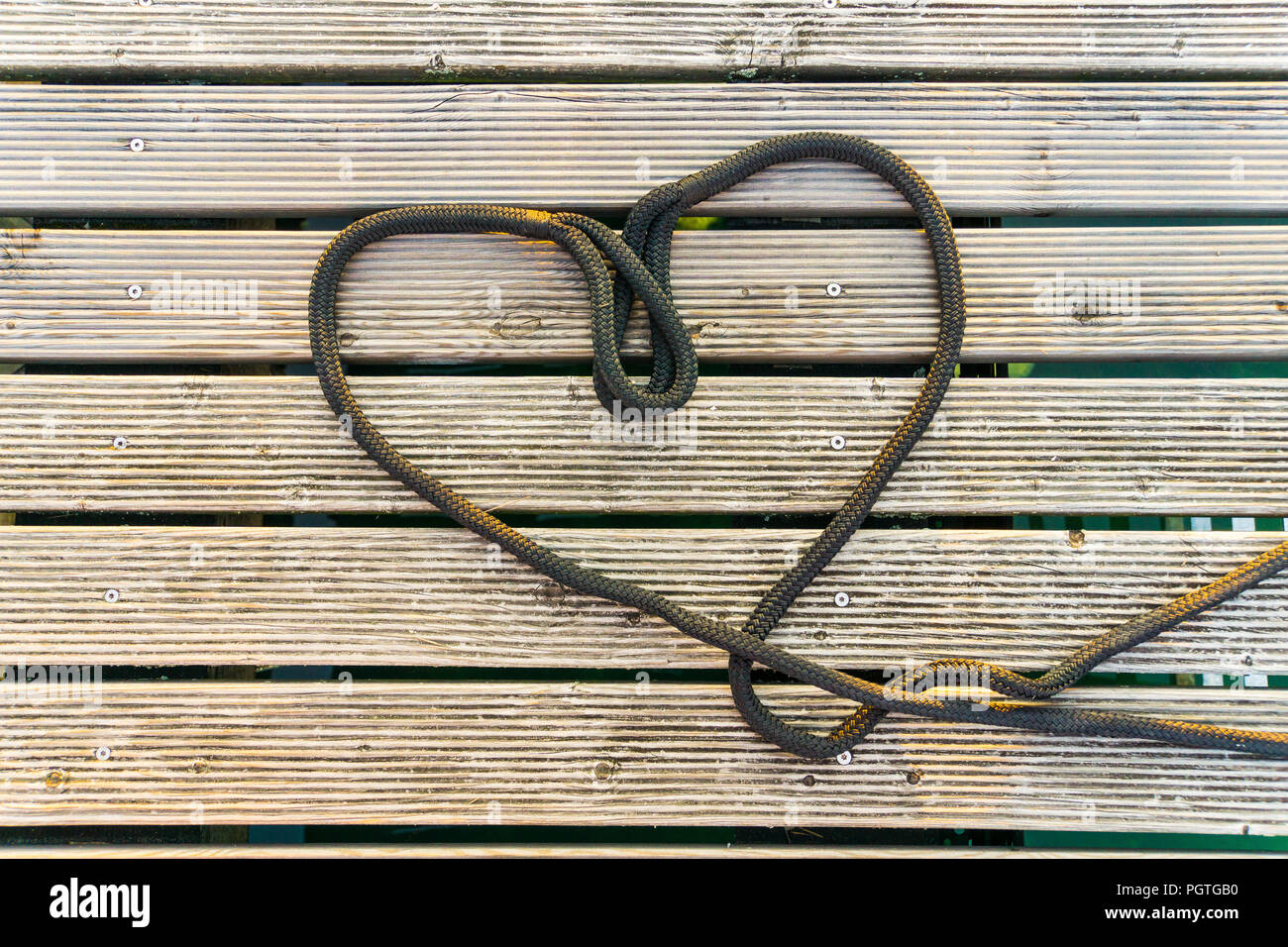 Il simbolo del cuore di amore, formata di corda nera Foto Stock