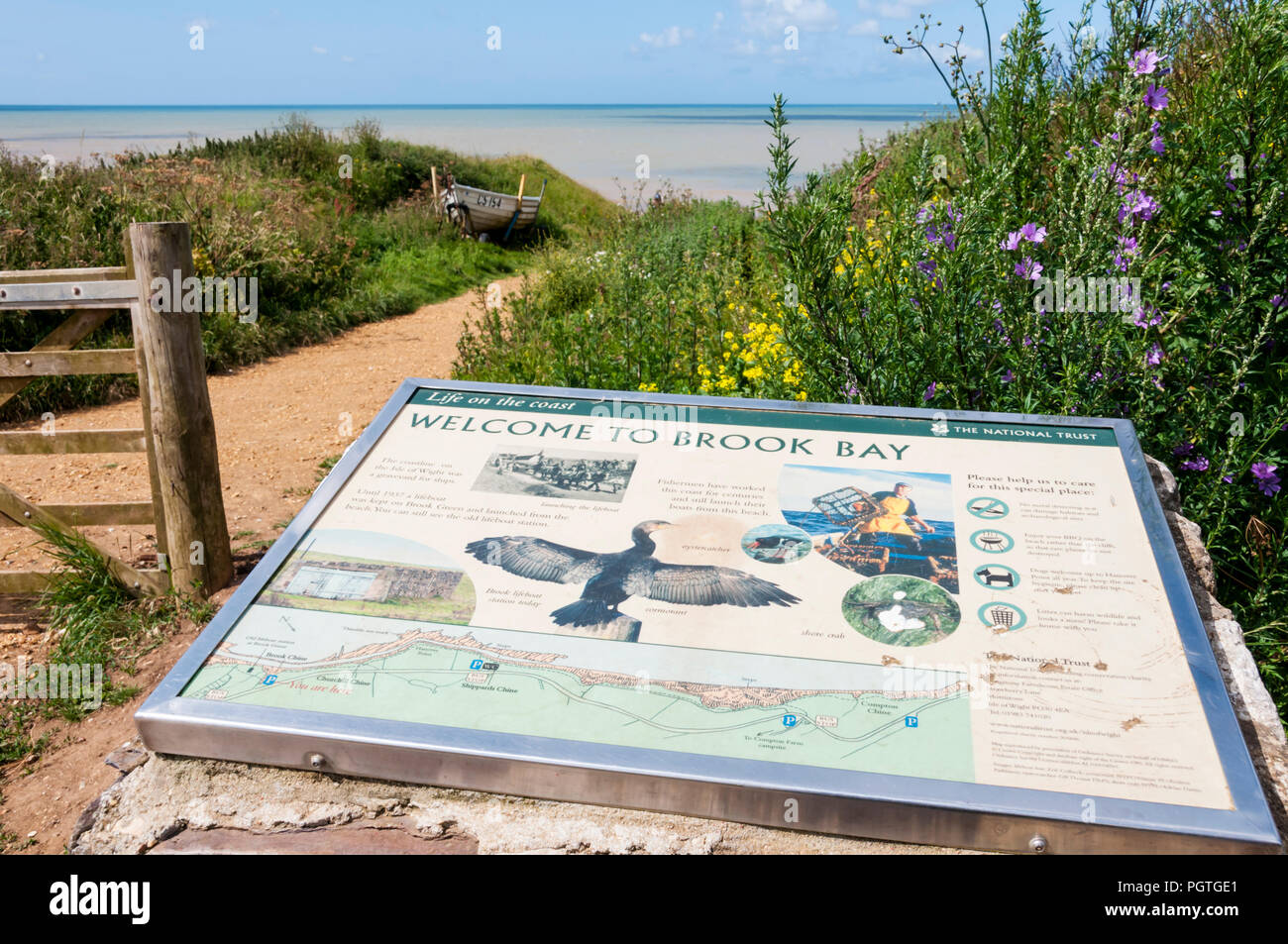 Una scheda interpretativa sul percorso verso la spiaggia e il mare a Brook Bay sull'Isola di Wight. Foto Stock