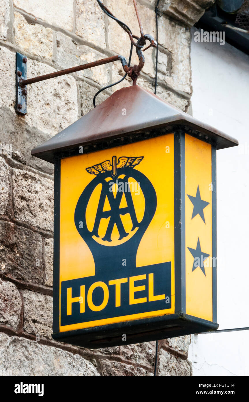 Un vecchio segno per un 2 stelle Hotel AA. Foto Stock