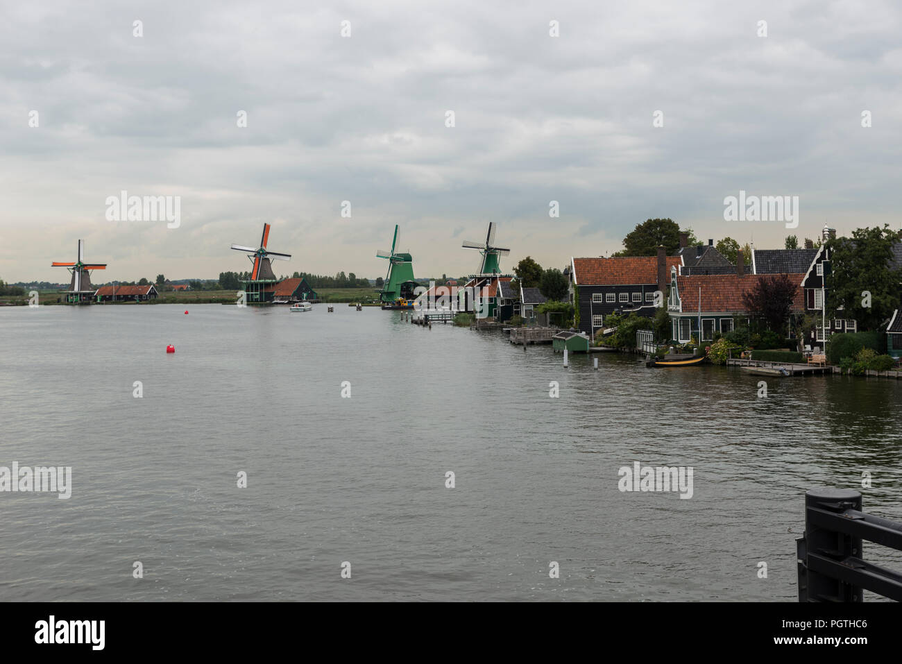 Autentica Zaandam mulini sul canale di acqua nel villaggio di Zaanstad. Zaanse Schans mulini a vento e famosi canali olandesi, l'Europa. Foto Stock