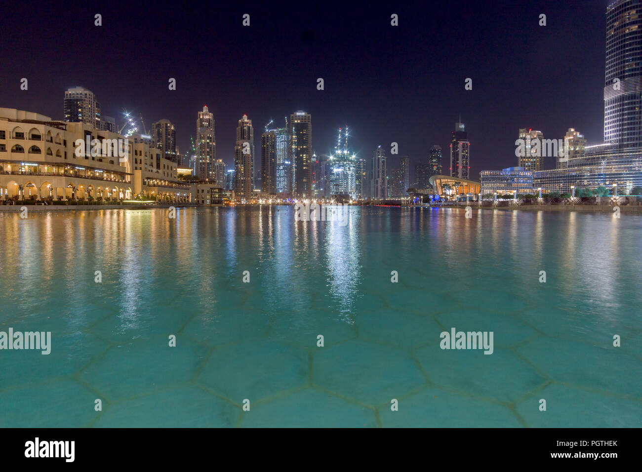 Skyline notturno di Dubai Foto Stock