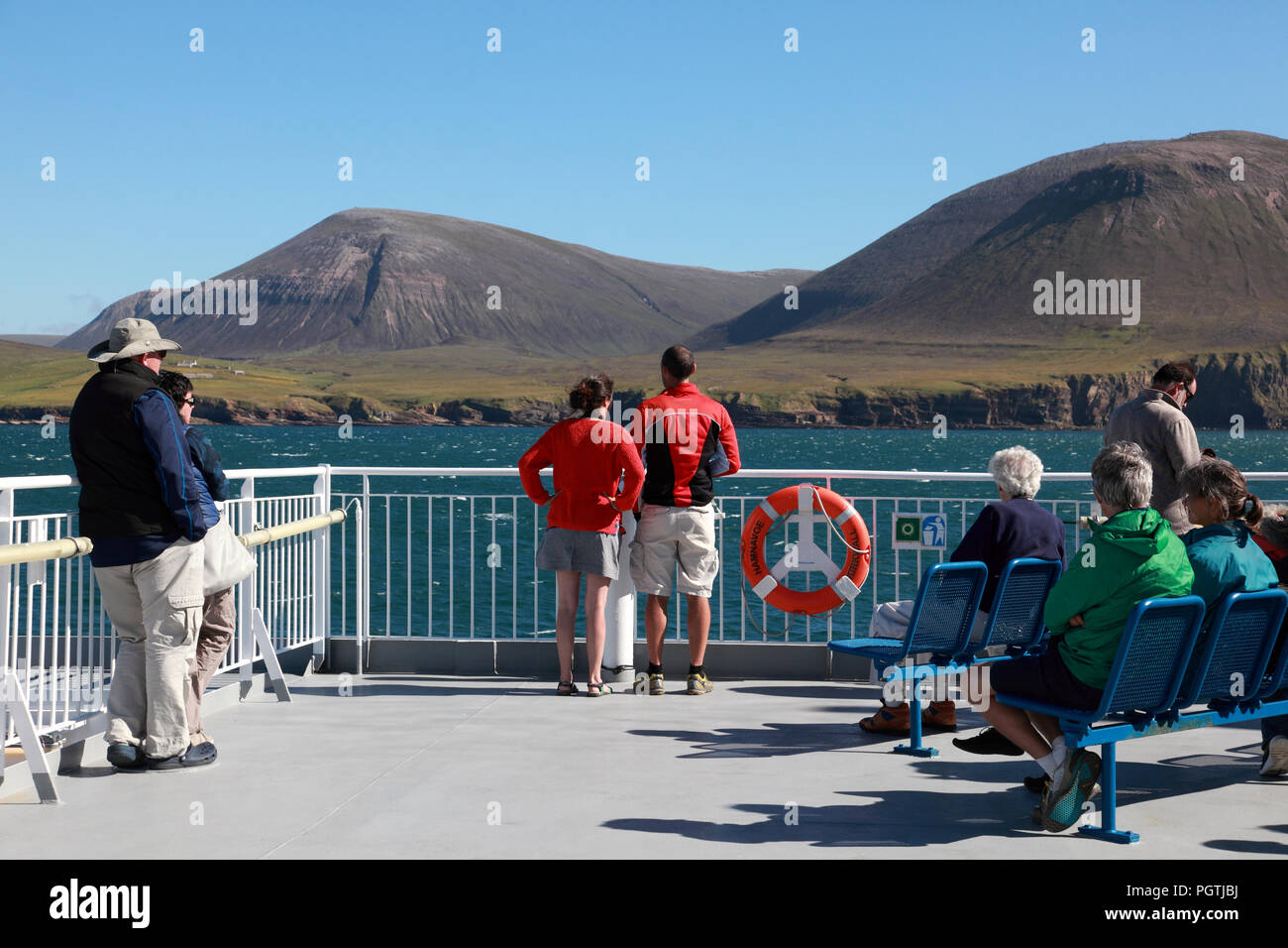 Il traghetto Northlink MV Hamnavoe passando il Cuilags sulla sinistra e Ward Hill, su Hoy, isole Orcadi, Scozia Foto Stock
