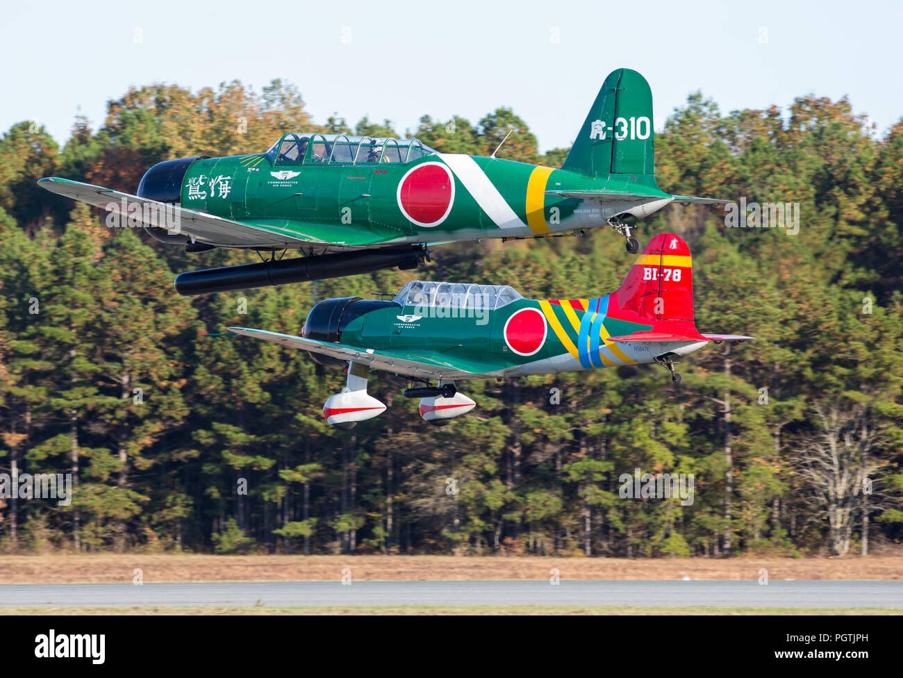 MONROE, NC - Novembre 11, 2017: rievocazione dell attacco giapponese a Pearl Harbor durante Warbirds su Monroe Air Show di Monroe, NC. Foto Stock