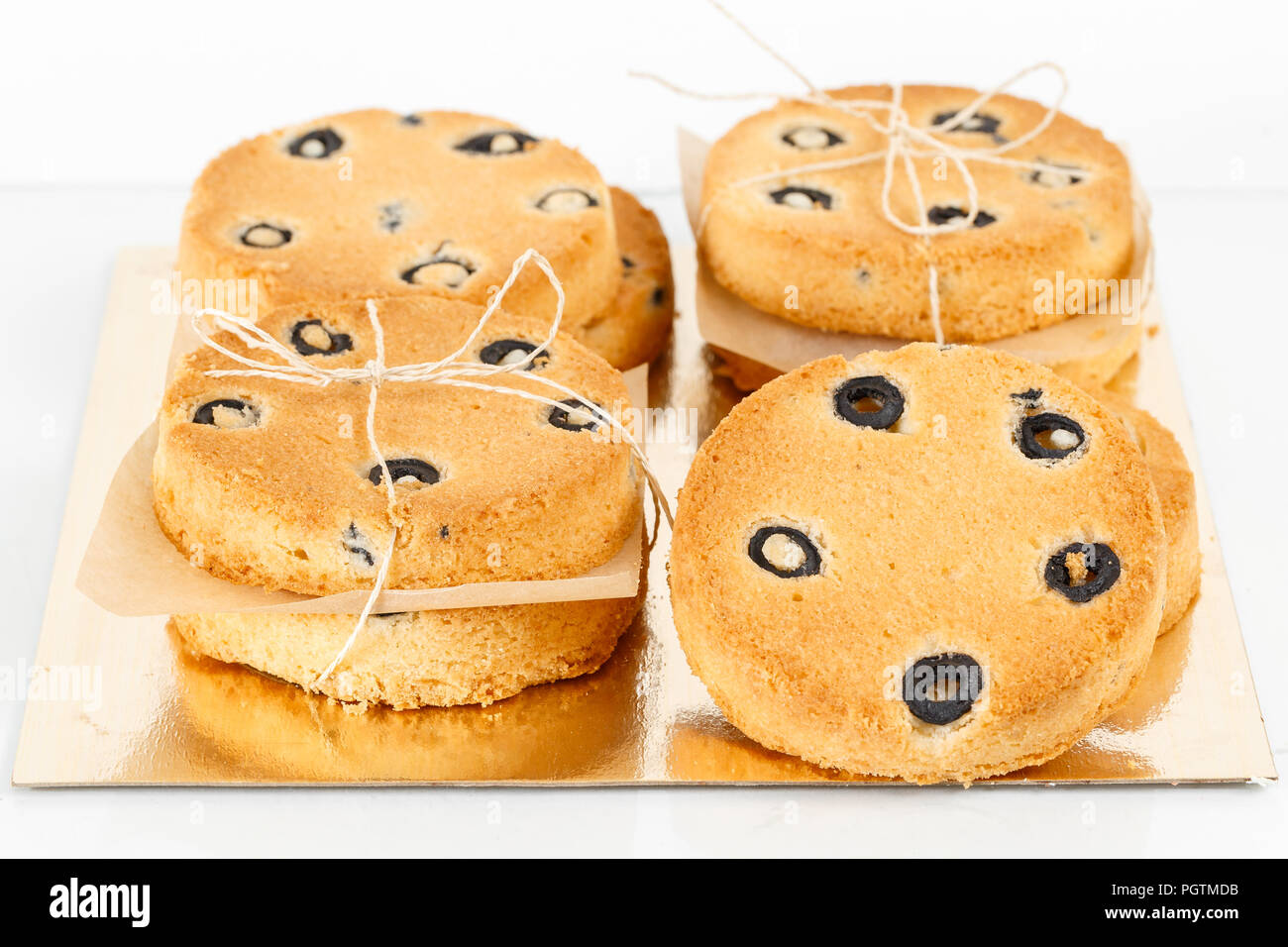 Round di biscotti frollini con olive nere. freschi dolci casalinghi Foto Stock