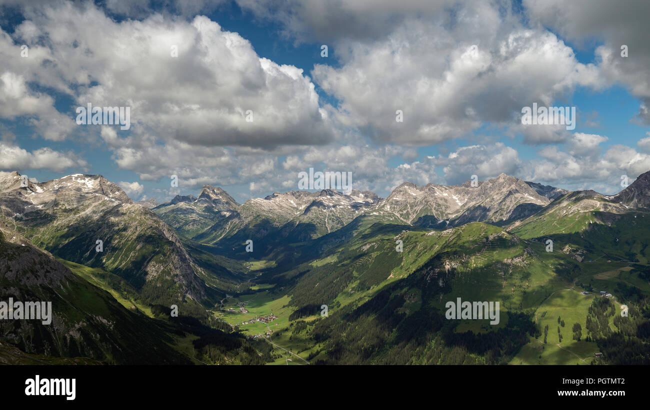 Vista della città alpina di Zugo, nella valle di Zugo nel Vorarlberg regione dell'Austria dalla cima della montagna Rufikopf Foto Stock