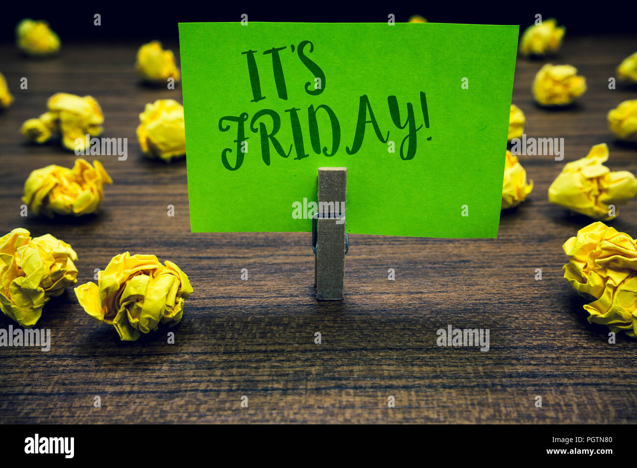 Conceptual la scrittura a mano mostra che s è venerdì. Business photo testo ultimo giorno della settimana lavorativa prima di sabato o durante i fine settimana Clothespin azienda green Foto Stock