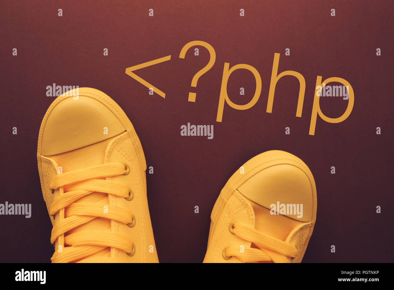 Programmatore PHP, immagine concettuale con scarpe da ginnastica da sopra Foto Stock