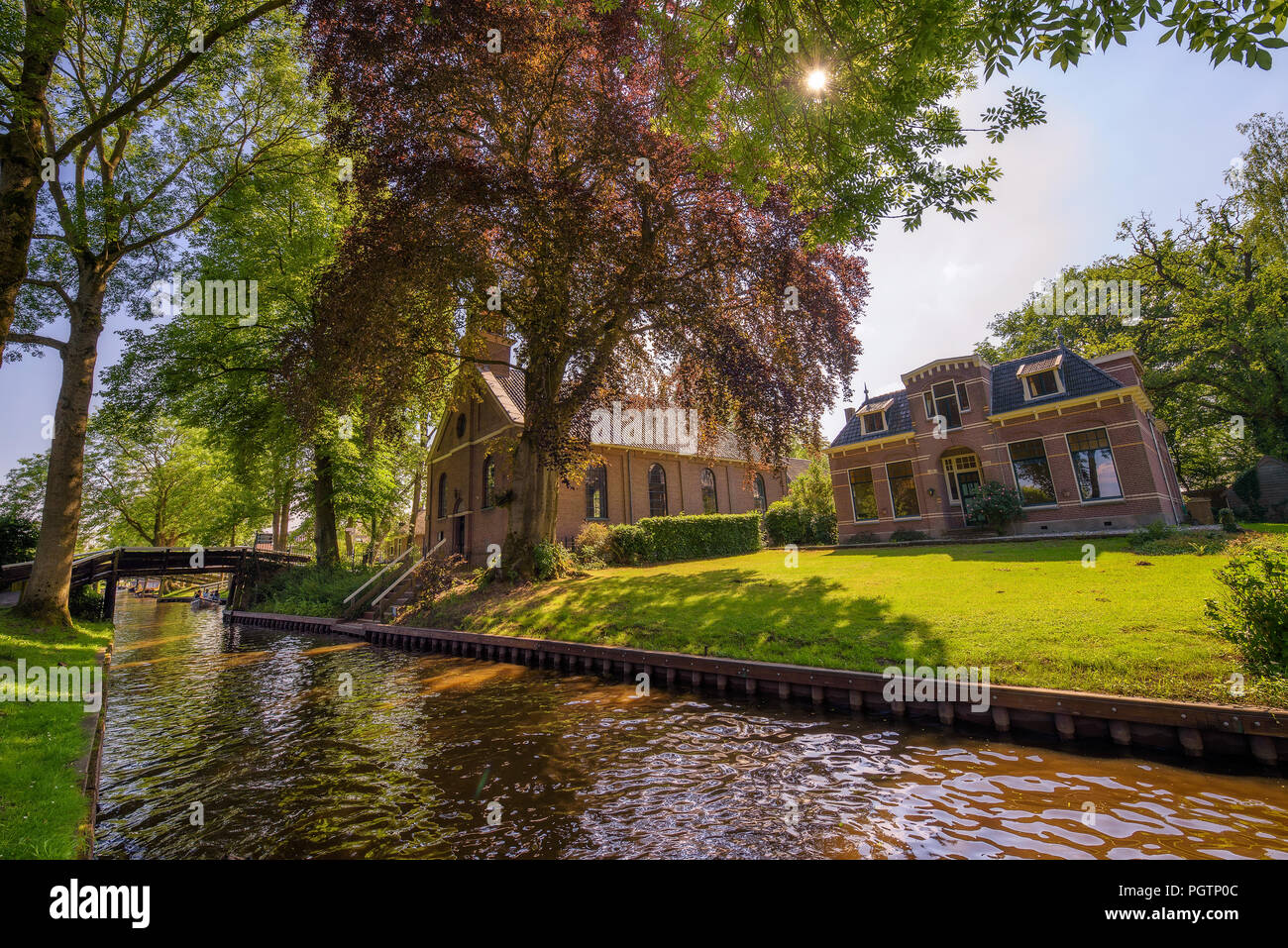 Chiesa tra gli alti alberi in Giethoorn, Paesi Bassi Foto Stock