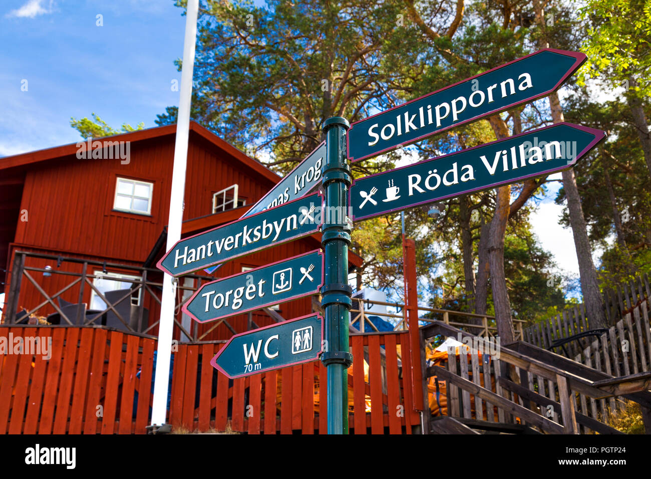 Direzione segno a Fjaderholmarna, isola dell'arcipelago di Stoccolma, Svezia Foto Stock