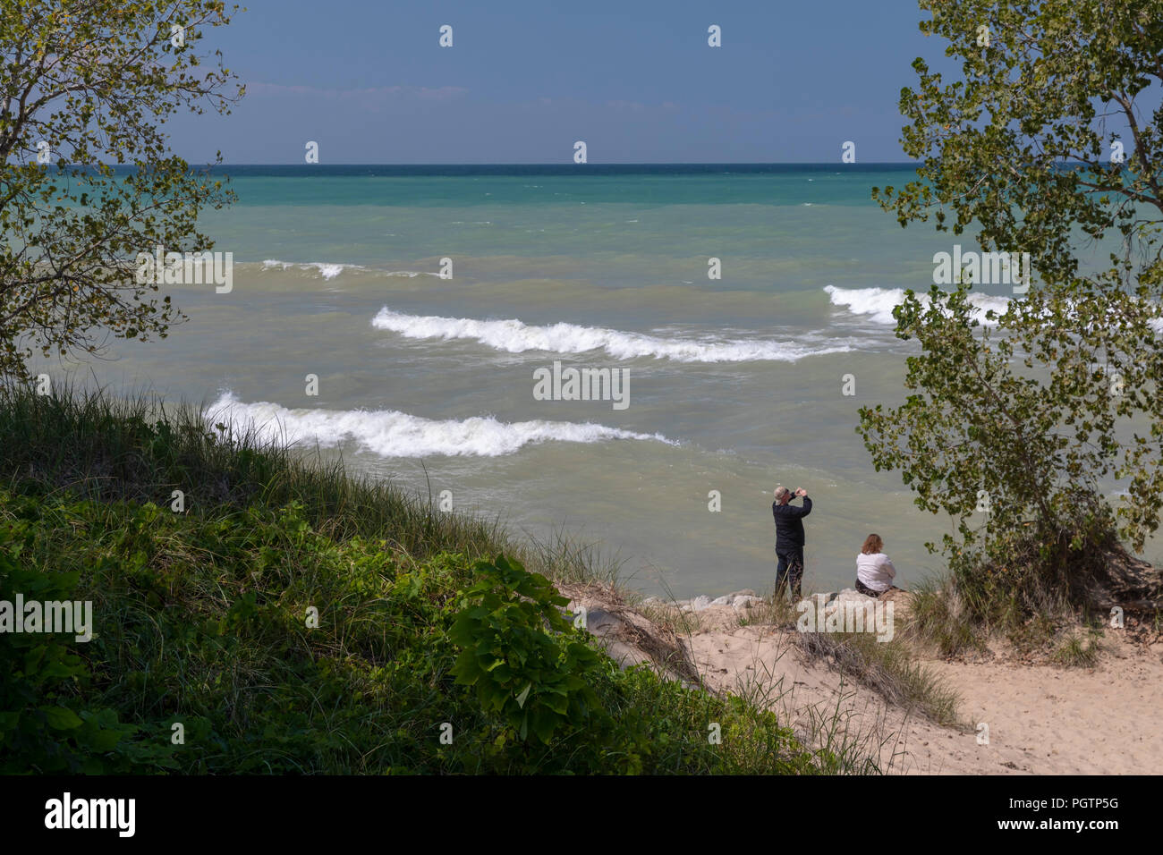 Beverly rive, Indiana - un uomo e una donna sulla spiaggia di Indiana Dunes National Lakeshore, all'estremità meridionale del lago Michigan. Foto Stock