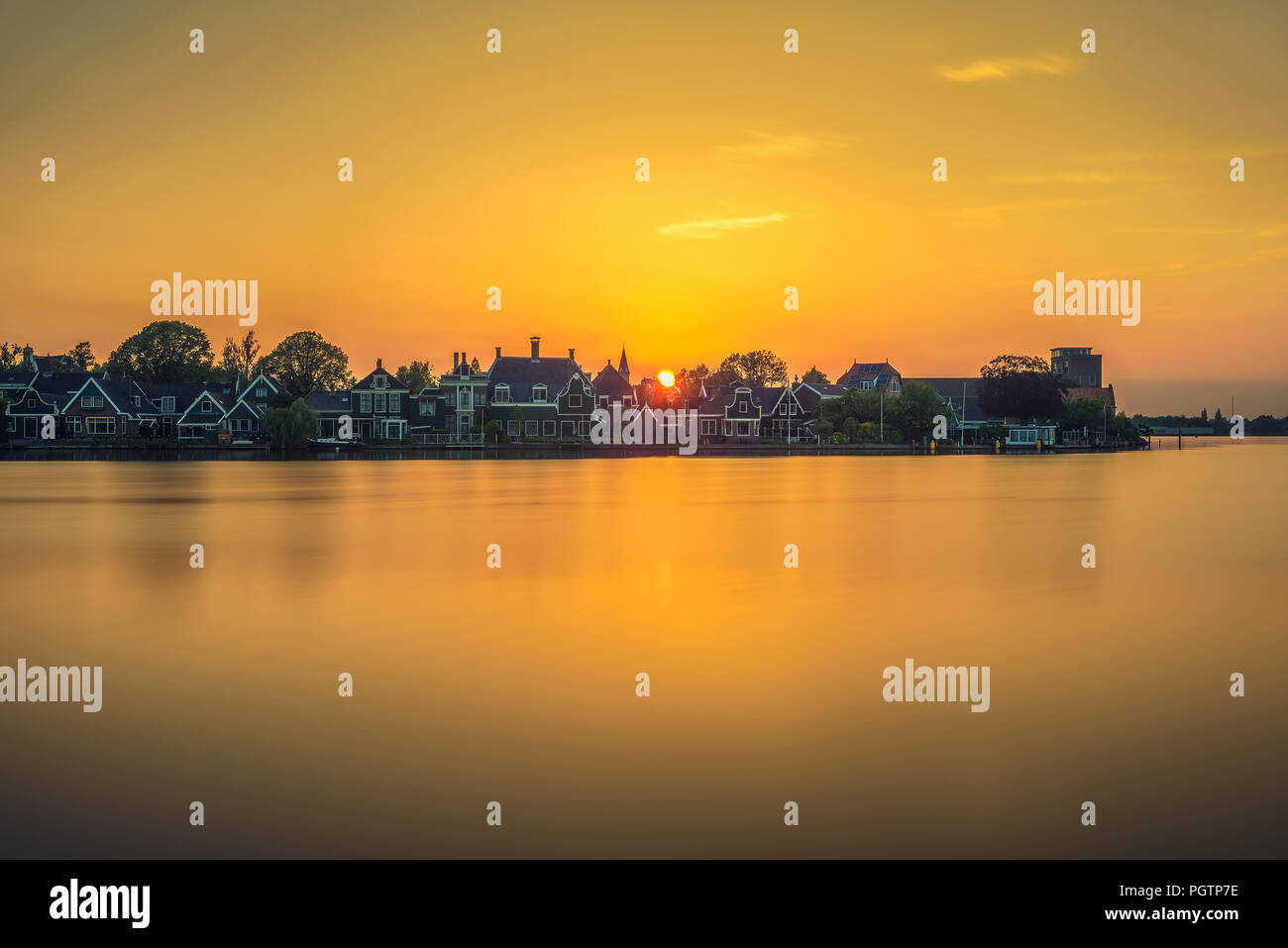 Il tramonto sopra il bellissimo villaggio di Zaanse Schans in Olanda Foto Stock