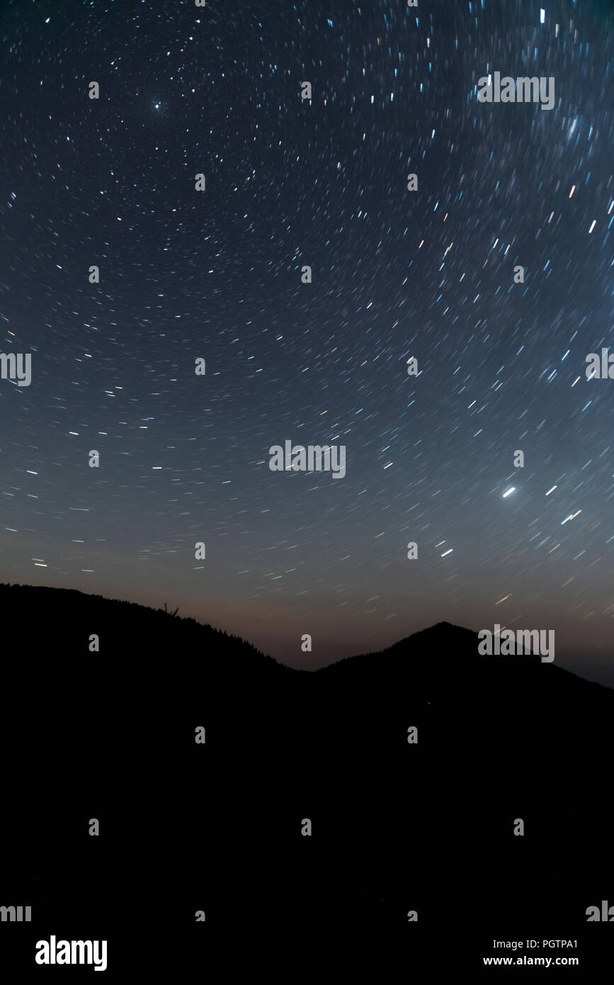 Cielo notturno con star le vie nelle montagne dei Carpazi Foto Stock