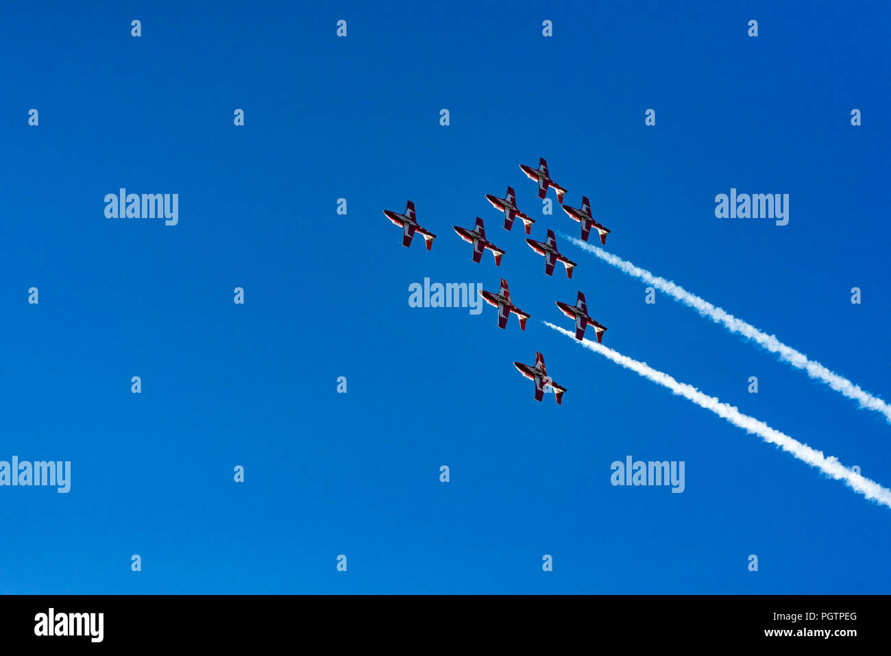 Forze canadesi (CF) Snowbirds, 431 Aria squadrone dimostrativo volare sopra Vancouver, British Columbia, Canada Foto Stock