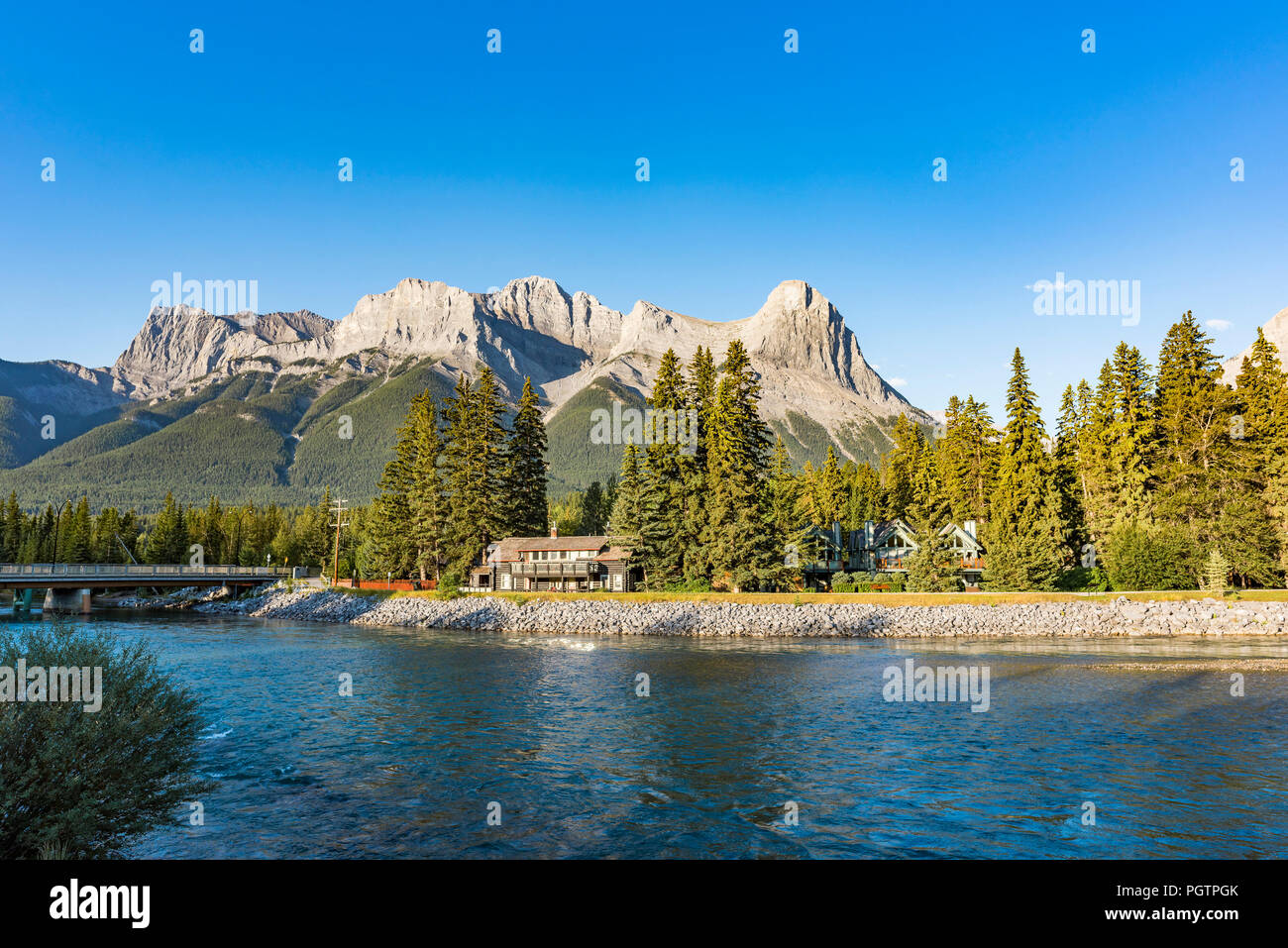 Ha Ling di picco, il Fiume Bow, Canmore, Alberta, Canada Foto Stock