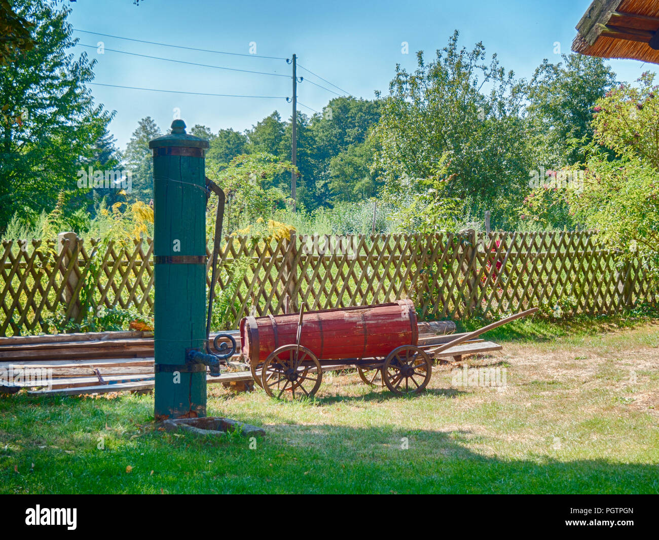 Vecchie e arrugginite manuale della pompa acqua Foto stock - Alamy