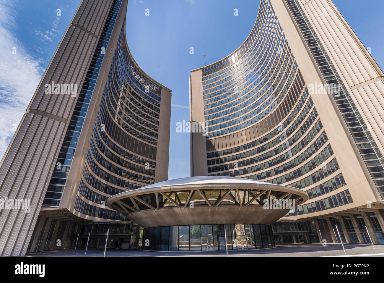 Toronto city hall con il suo distintivo torri curva che circonda la nave spaziale come camere di consiglio. Si trova nel centro cittadino di Toronto Ontario Canada. Foto Stock