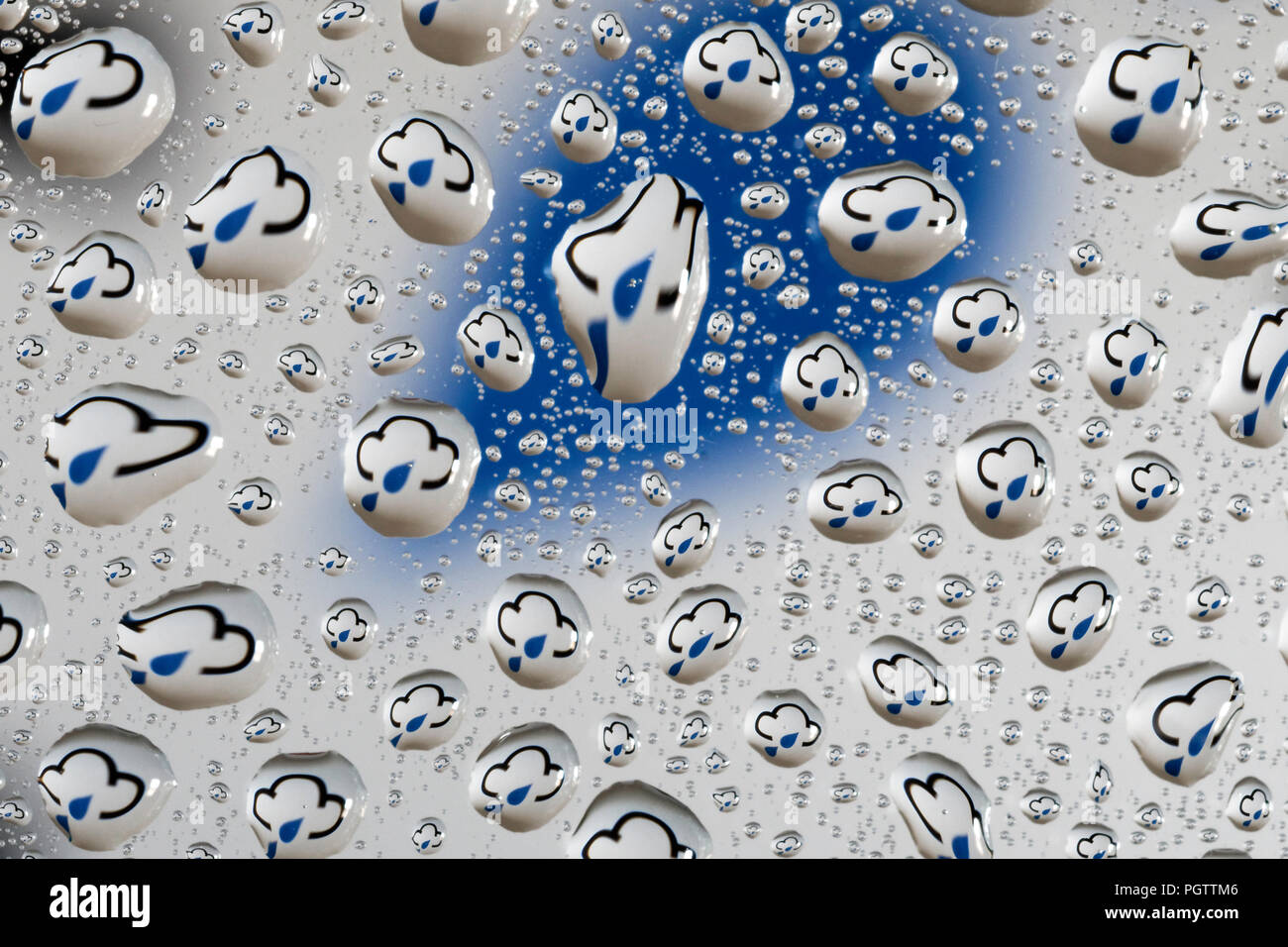Simbolo di pioggia osservata attraverso tante gocce di acqua Foto Stock