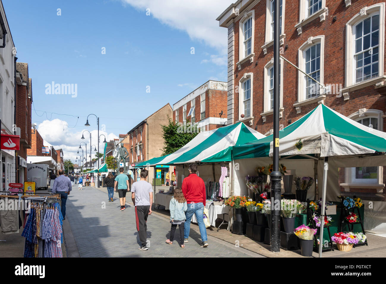 Le bancarelle del mercato, High Street, Bromsgrove, Worcestershire, England, Regno Unito Foto Stock