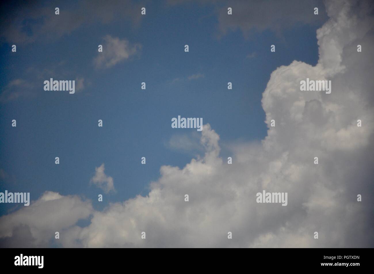 Cielo blu e bianco puffy cloud incorniciato in aria Foto Stock