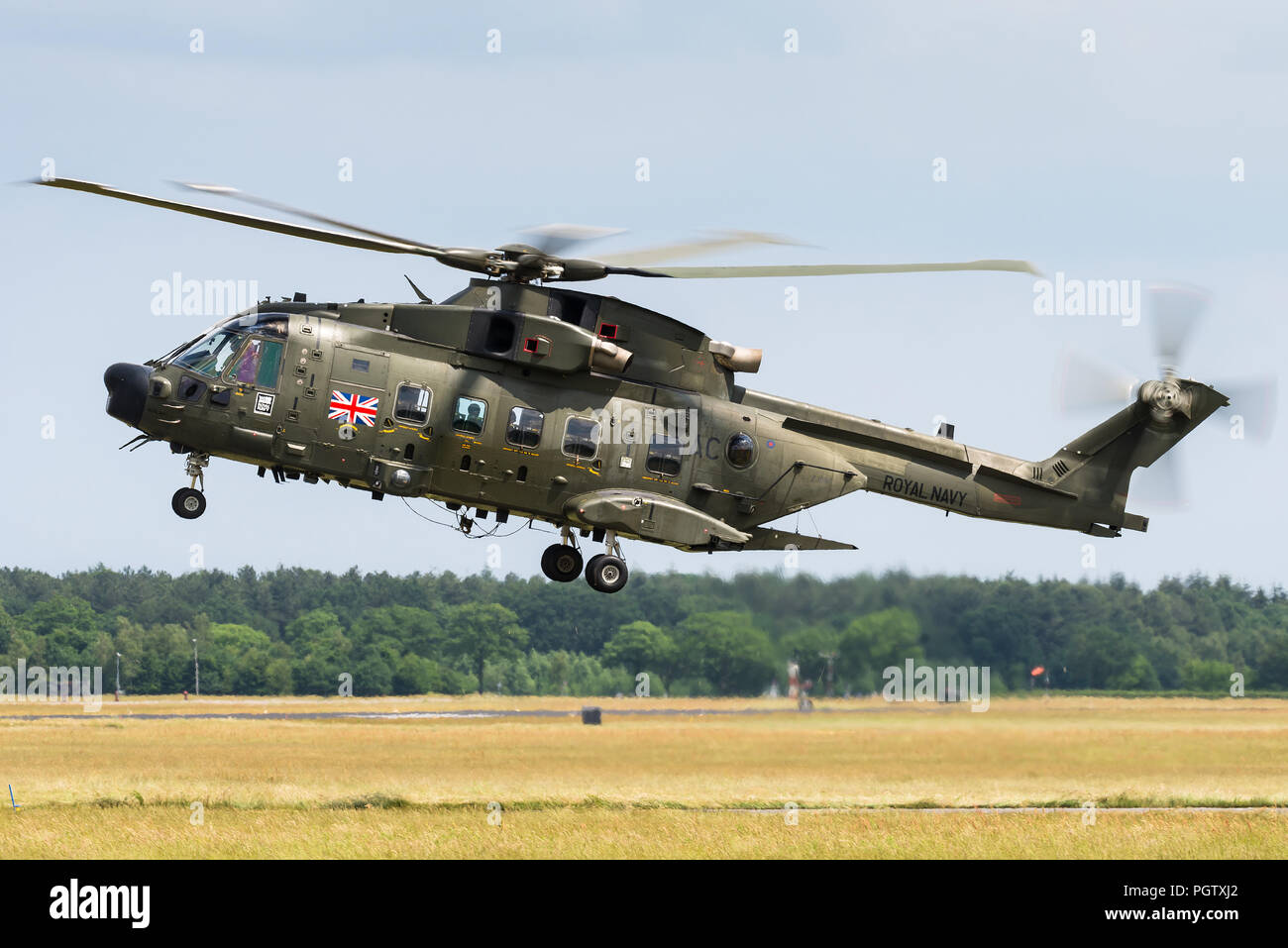Un AgustaWestland AW101 Merlin medie elicottero di sollevamento della British Royal Navy. Foto Stock