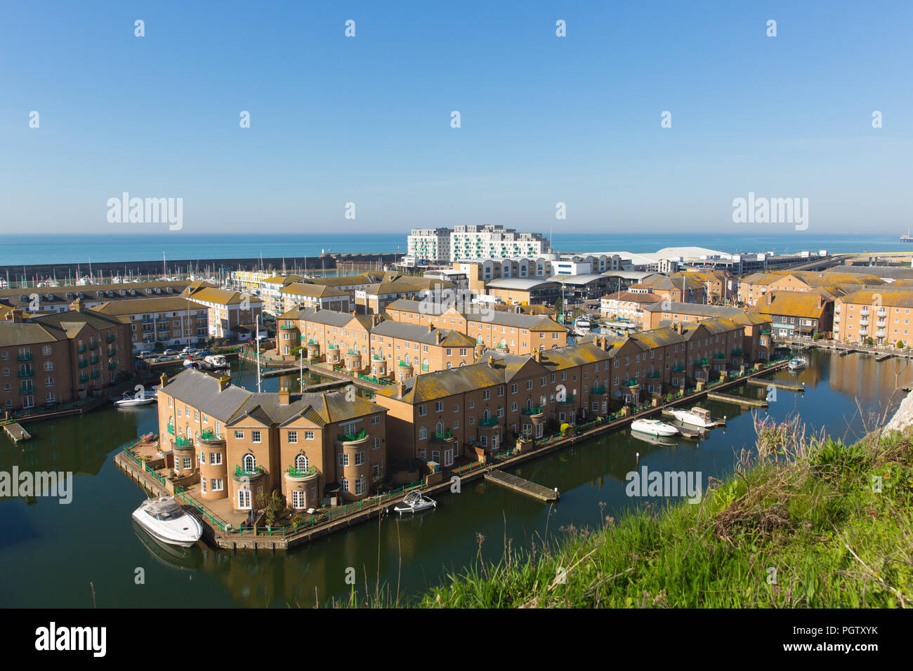 Brighton East Sussex marina con un lussuoso appartamento executive edifici e barche e yacht ormeggiati England Regno Unito Foto Stock
