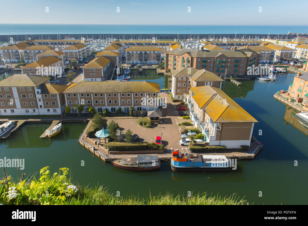 Brighton Regno Unito marina con un lussuoso appartamento executive edifici e barche e yacht ormeggiati East Sussex England Foto Stock