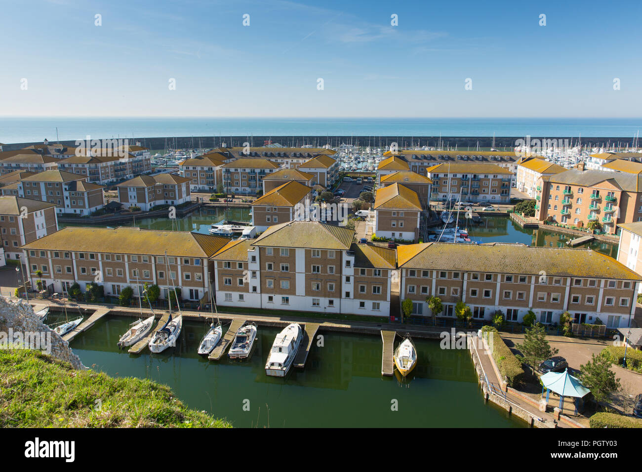Brighton Inghilterra marina con un lussuoso appartamento executive edifici e barche e yacht ormeggiati East Sussex Regno Unito Foto Stock