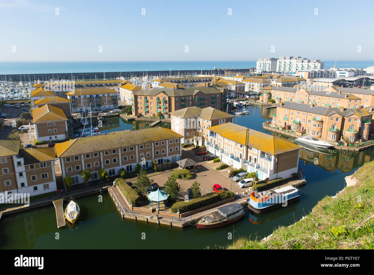 Brighton Marina con un lussuoso appartamento executive edifici e barche e yacht ormeggiati East Sussex England Regno Unito Foto Stock