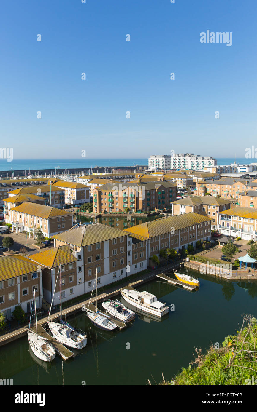 Brighton Marina con un lussuoso appartamento executive edifici e barche e yacht ormeggiati East Sussex England Regno Unito Foto Stock