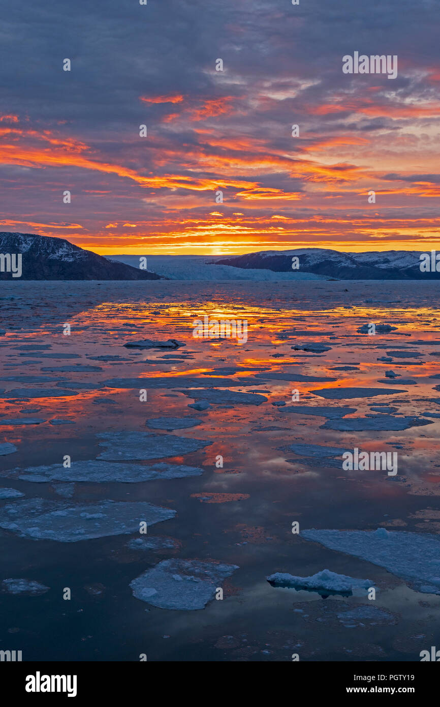 Riflessi colorati in una calma Oceano Artico vicino Eqip Sermia ghiacciaio sulla costa ovest della Groenlandia Foto Stock