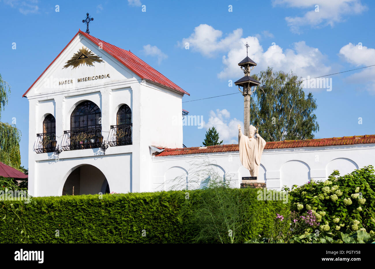 Mosar, Bielorussia - Agosto 17, 2018: Cappella della Madre di Dio di Ostrobrama vicino a Chiesa di Sant'Anna in Mosar, Bielorussia. Costruito in 1997 anno Foto Stock