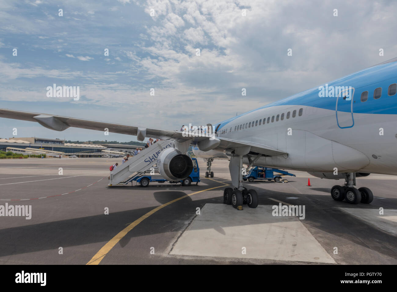 I passeggeri di salire a bordo di un aereo di linea in un aeroporto di Corfu, Grecia. Foto Stock