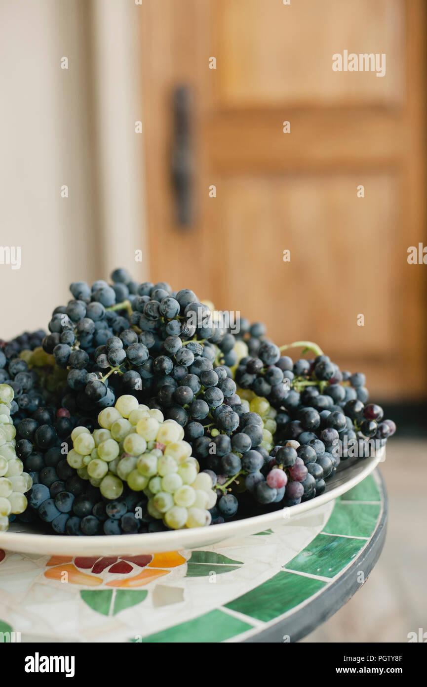 Vista di fresco vino bianco e rosso uve con spazio di copia Foto Stock
